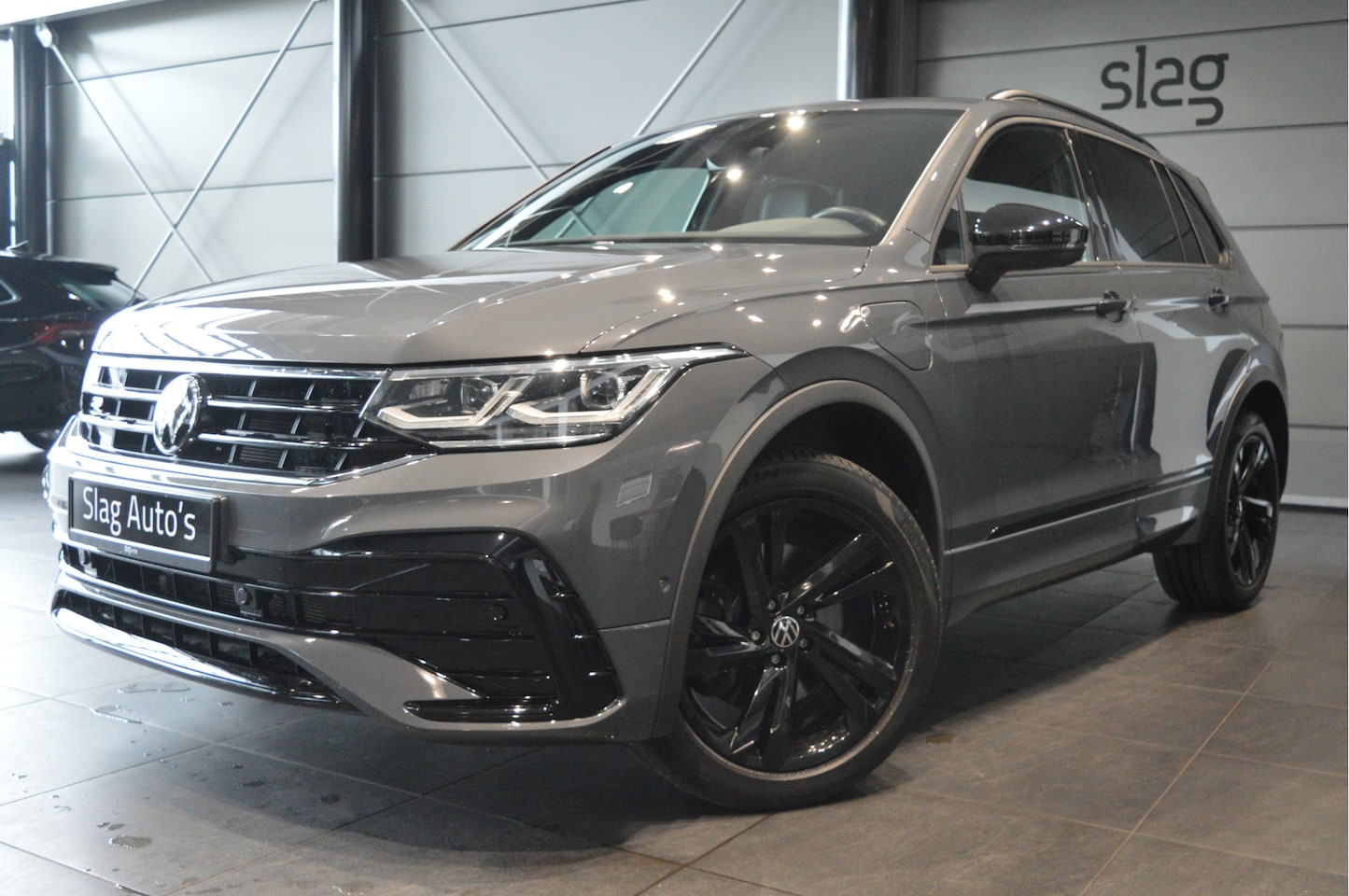 Volkswagen Tiguan - 1.4 TSI eHybrid 2X R-LINE Black Style camera trekhaak 19 inch !! - AutoWereld.nl
