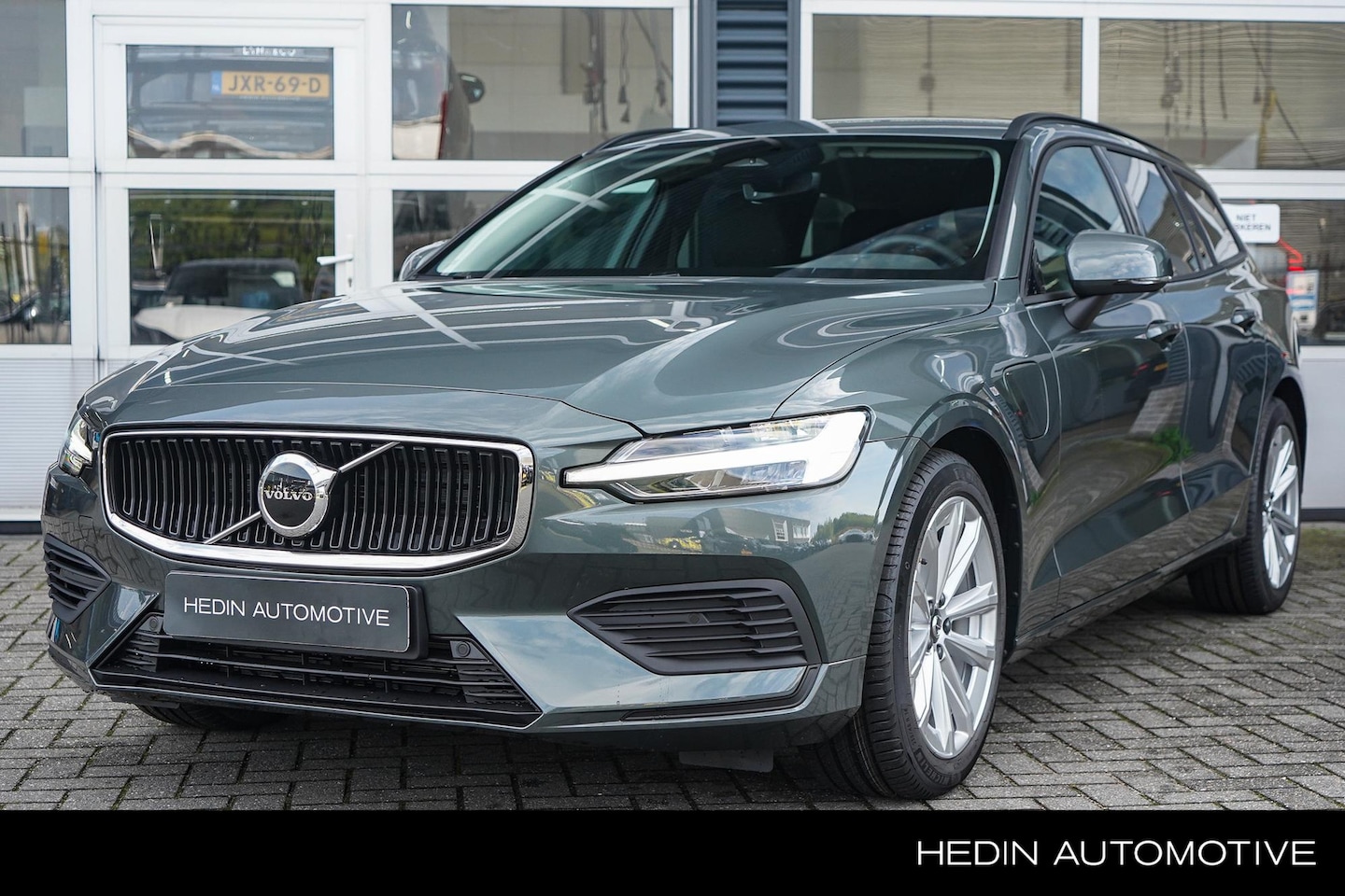 Volvo V60 - 2.0 B4 Essential Edition | Parkeercamera | Adaptieve Cruise Control | Extra getint glas ac - AutoWereld.nl