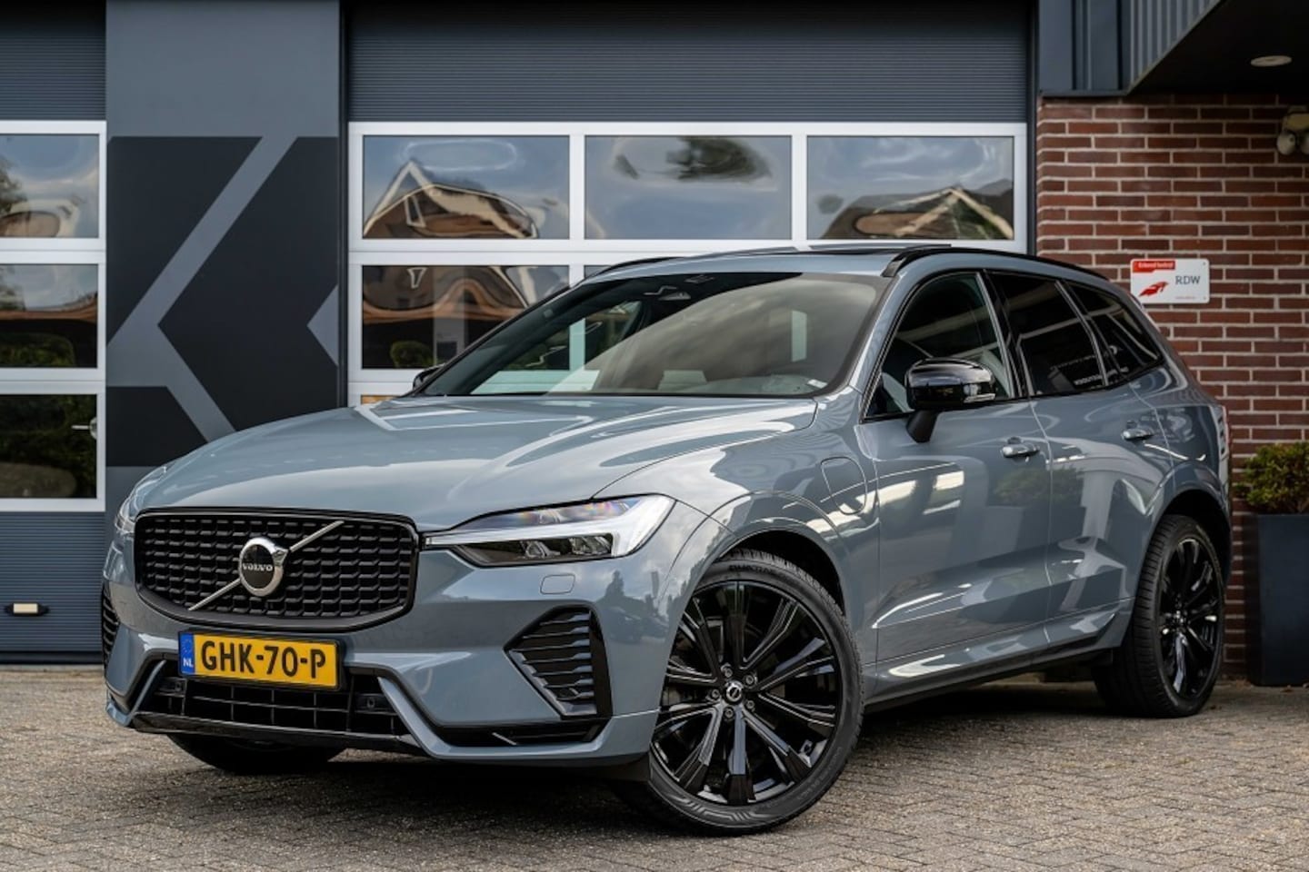Volvo XC60 - 2.0 T8 Recharge R-Design | Panorama | Luchtvering | Harman Kardon | Memory | Stoelvent. | - AutoWereld.nl