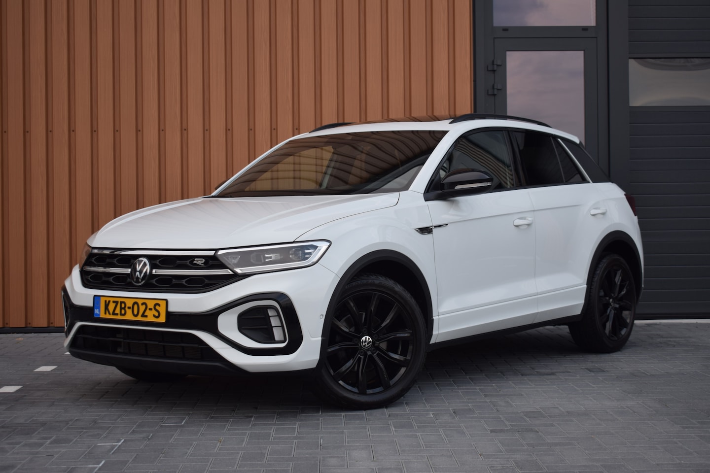 Volkswagen T-Roc - 1.5 TSI R-Line Black Style | Pano | Keyless | Trekhaak | IQ light - AutoWereld.nl