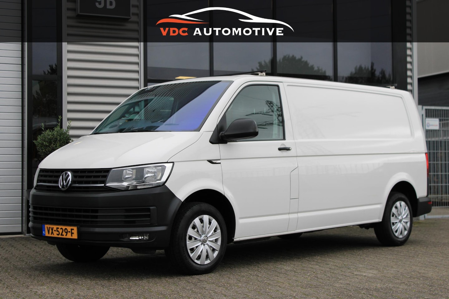 Volkswagen Transporter - 2.0 TDI L2H1 Airco | CarPlay | Cruisecontrol | Trekhaak | L2 | AndroidAuto | Imperial - AutoWereld.nl