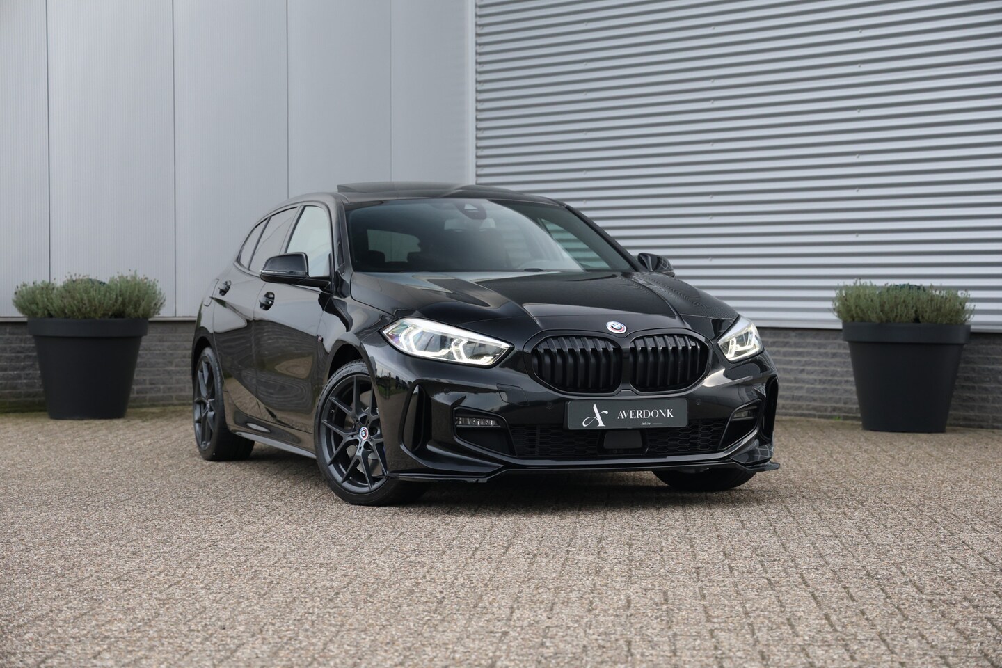BMW 1-serie - 118i M-Sport Aut. NAP|Pano|Stoelvw|Cam|Trekhaak|Leder - AutoWereld.nl