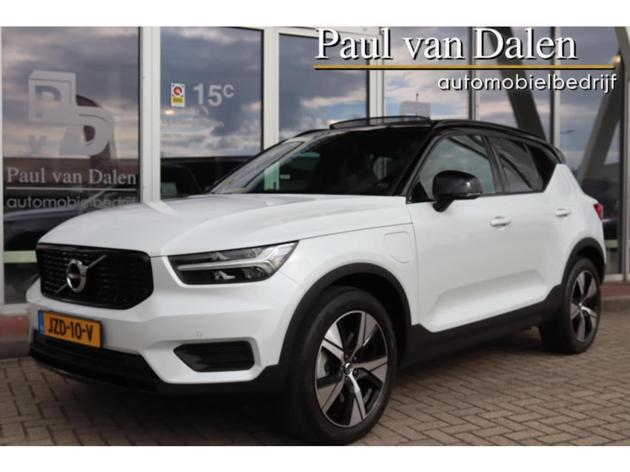 Volvo XC40 - 1.5 T4 211PK RECHARGE R-DESIGN Panodak | Leer | Wit Metallic | Camera | Keyless | Adapt.Cr - AutoWereld.nl