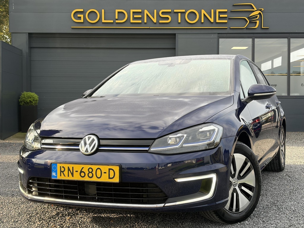 Volkswagen e-Golf - e-Golf ✓SOH 88.57%✓Carplay✓Navi✓Leder✓Clima✓Cruise✓Pdc V+A✓LED✓16'' Lm velgen✓N.A.P✓Apk to - AutoWereld.nl