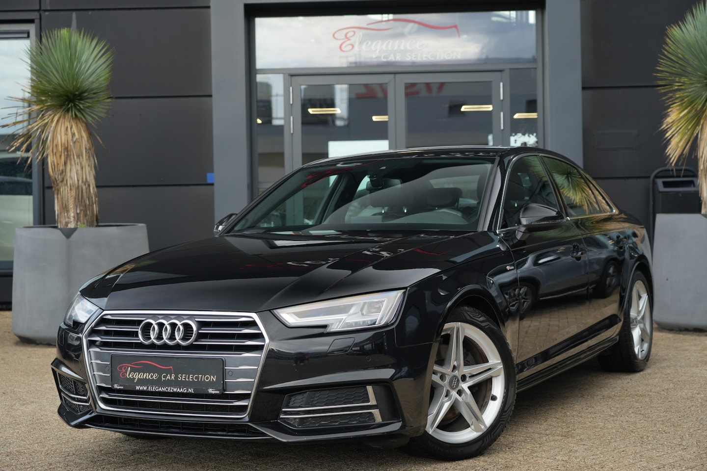 Audi A4 Limousine - 1.4 TFSI Sport S line black edition - AutoWereld.nl