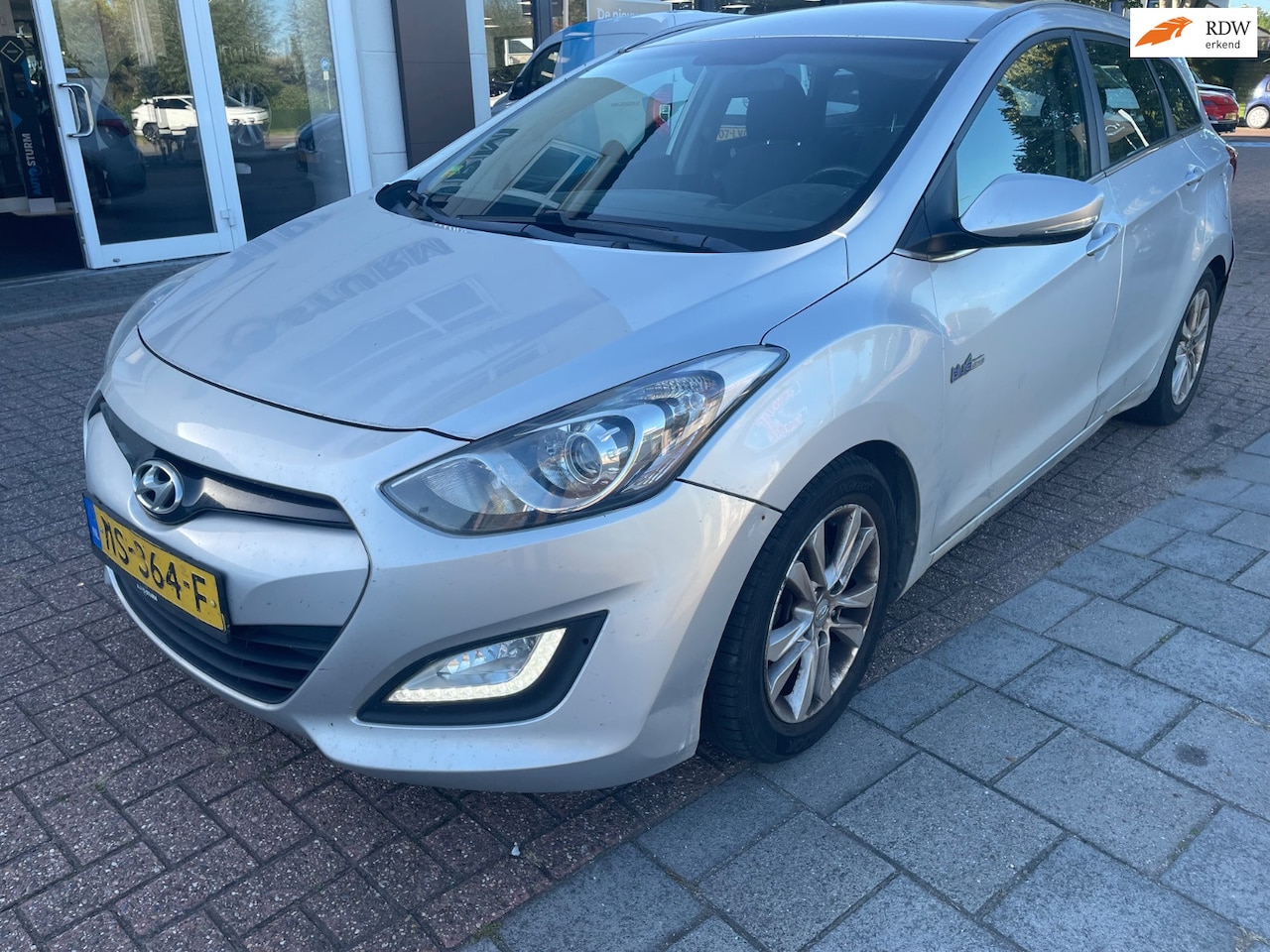 Hyundai i30 Wagon - 1.6 CRDi 1.6 CRDi, ZIE FOTO'S RONDOM SCHADE! - AutoWereld.nl