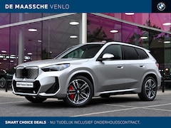 BMW iX1 - eDrive20 M Sport / Panoramadak / Trekhaak / Sportstoelen / Head-Up / M Adaptief onderstel