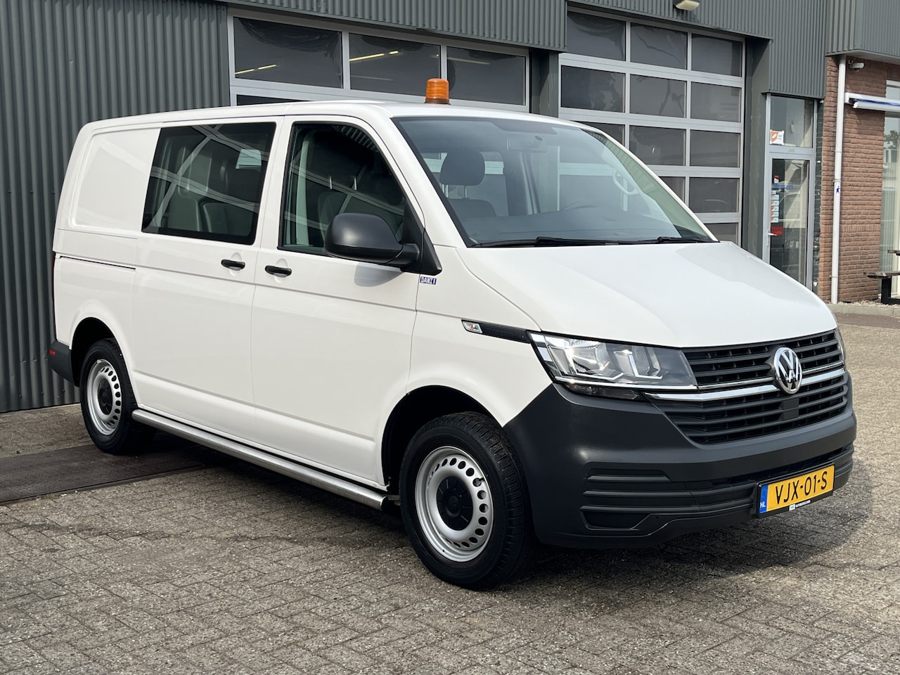 Volkswagen Transporter - 2.0 TDI 90pk L1H1 DC Airco Trekhaak 2200kg trekgewicht Telefoonverbinding 5-Persoons Siteb - AutoWereld.nl