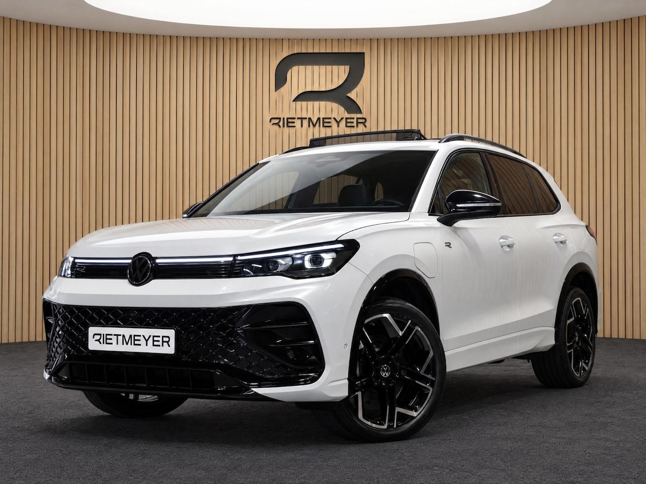Volkswagen Tiguan - 1.5 eHybrid R-Line Edition |Pano |Leder |Head-up |Massage |Harman/Kardon |Stoelverkoeling - AutoWereld.nl
