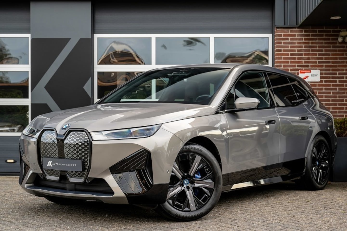 BMW iX - xDrive40 Sportpakket | Driving Ass. Prof. | Head-Up | 360 Camera | Harman/Kardon | Stoelve - AutoWereld.nl