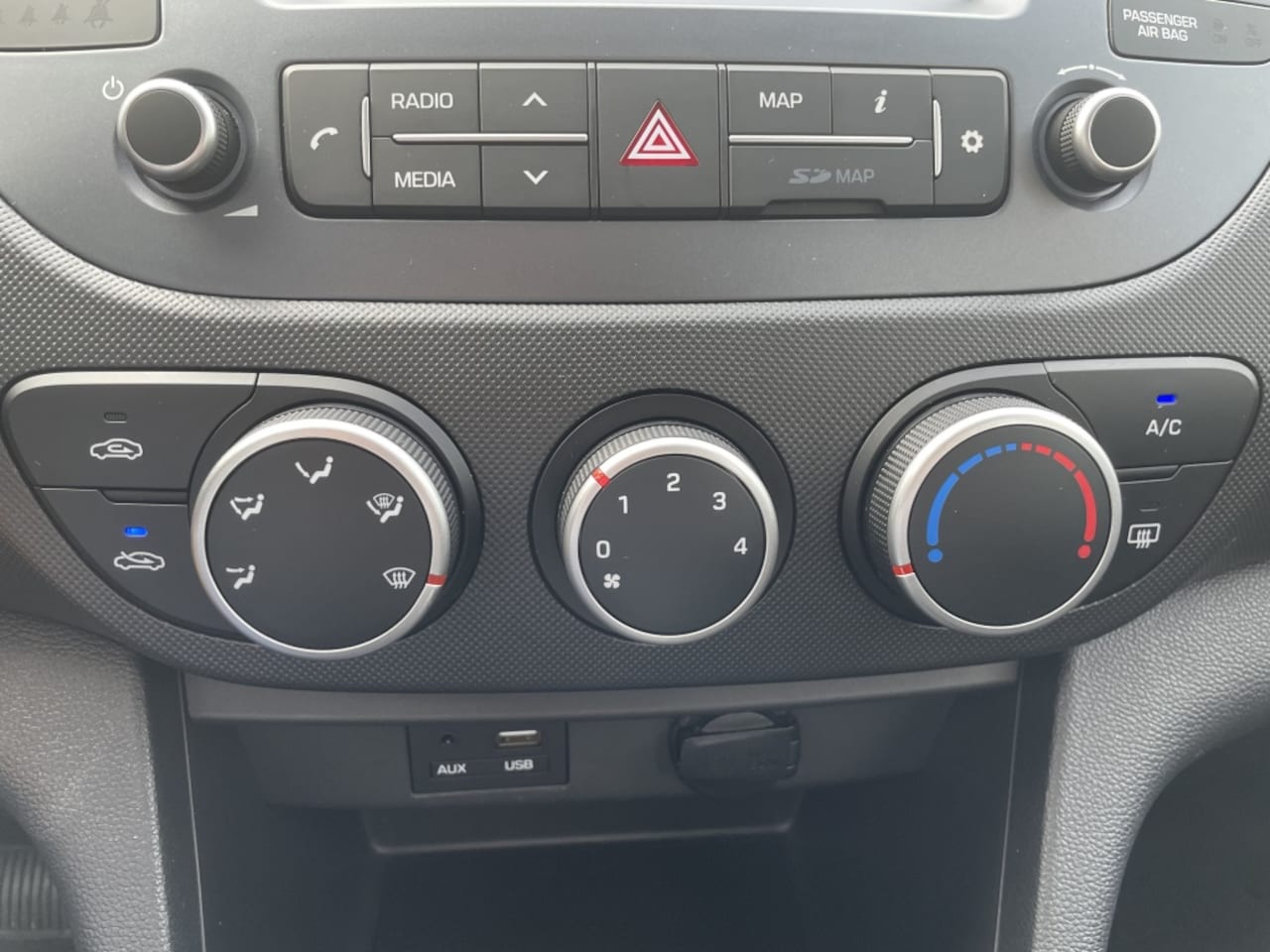 Hyundai i10 - 1.0i Comfort + NAVI AUTOMAAT*RIJKLAARPRIJS*
