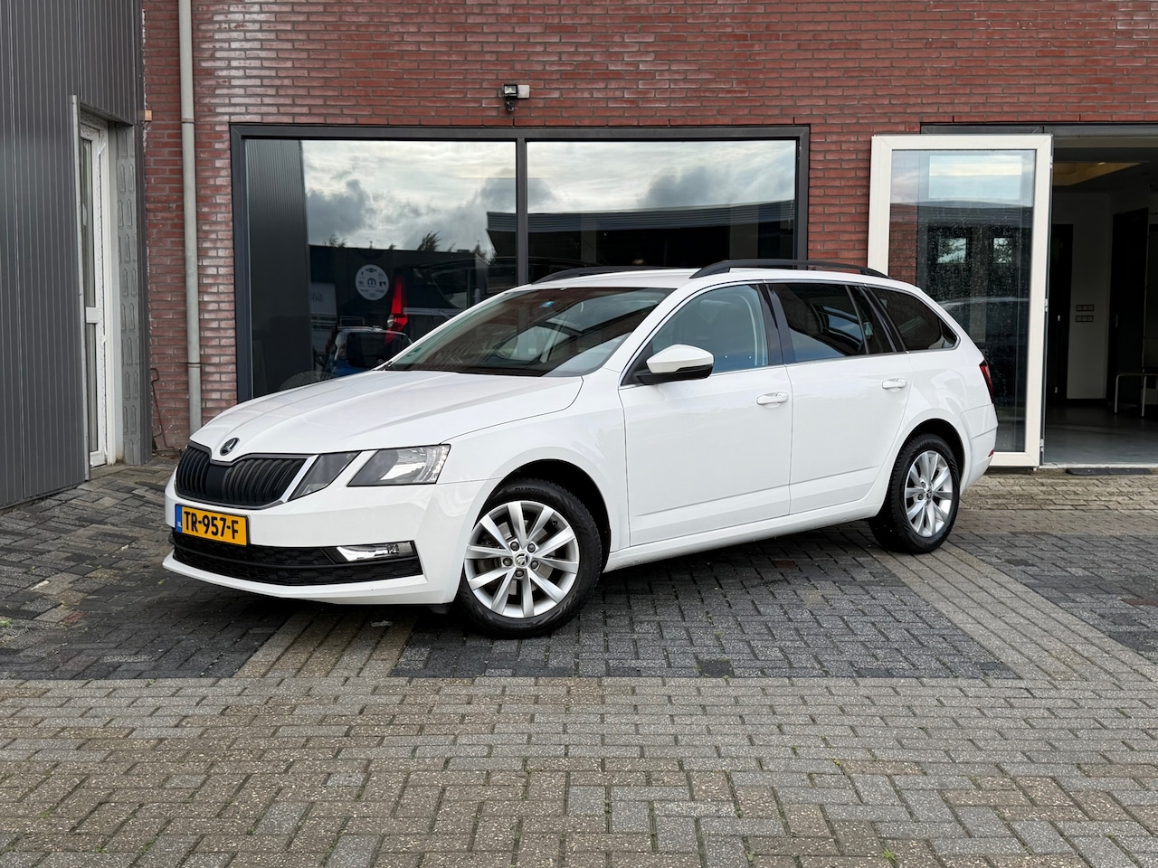 Skoda Octavia Combi - 1.0 TSI Greentech Ambition Business | Clima | Cruise | Stoelverwarming | CarPlay | - AutoWereld.nl