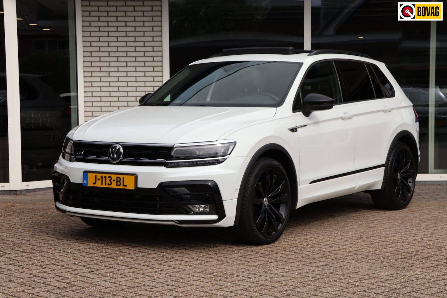 Volkswagen Tiguan - 1.5 TSI R-line Panoramadak Camera Trekhaak Virtueel dashboard - AutoWereld.nl