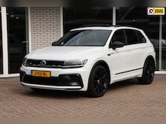 Volkswagen Tiguan - 1.5 TSI R-line Panoramadak Camera Trekhaak Virtueel dashboard