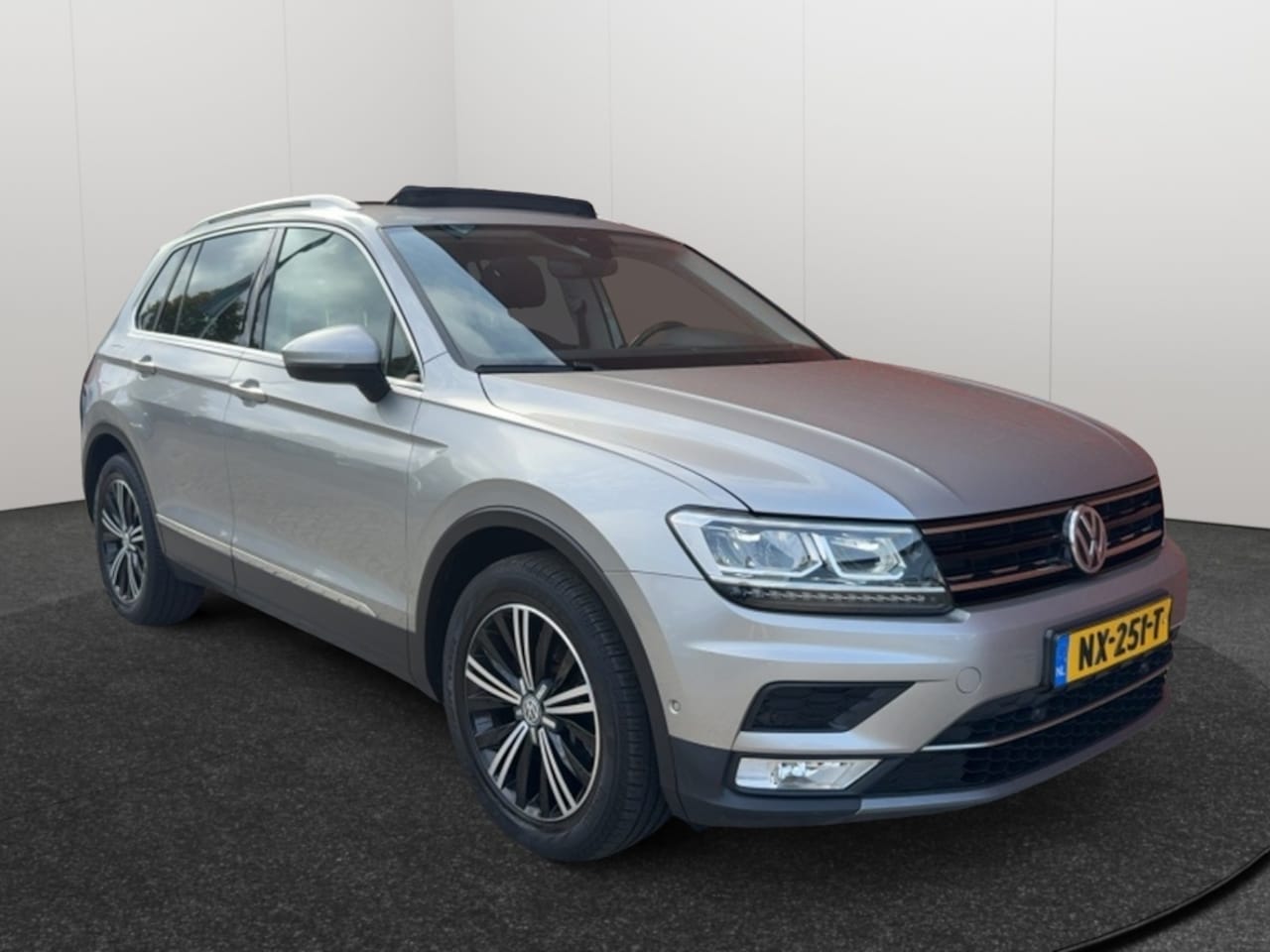 Volkswagen Tiguan - 2.0 TSI 4Motion Highline Automaat 1e eigenaar Trekhaak wegklapbaar Panoramadak - AutoWereld.nl