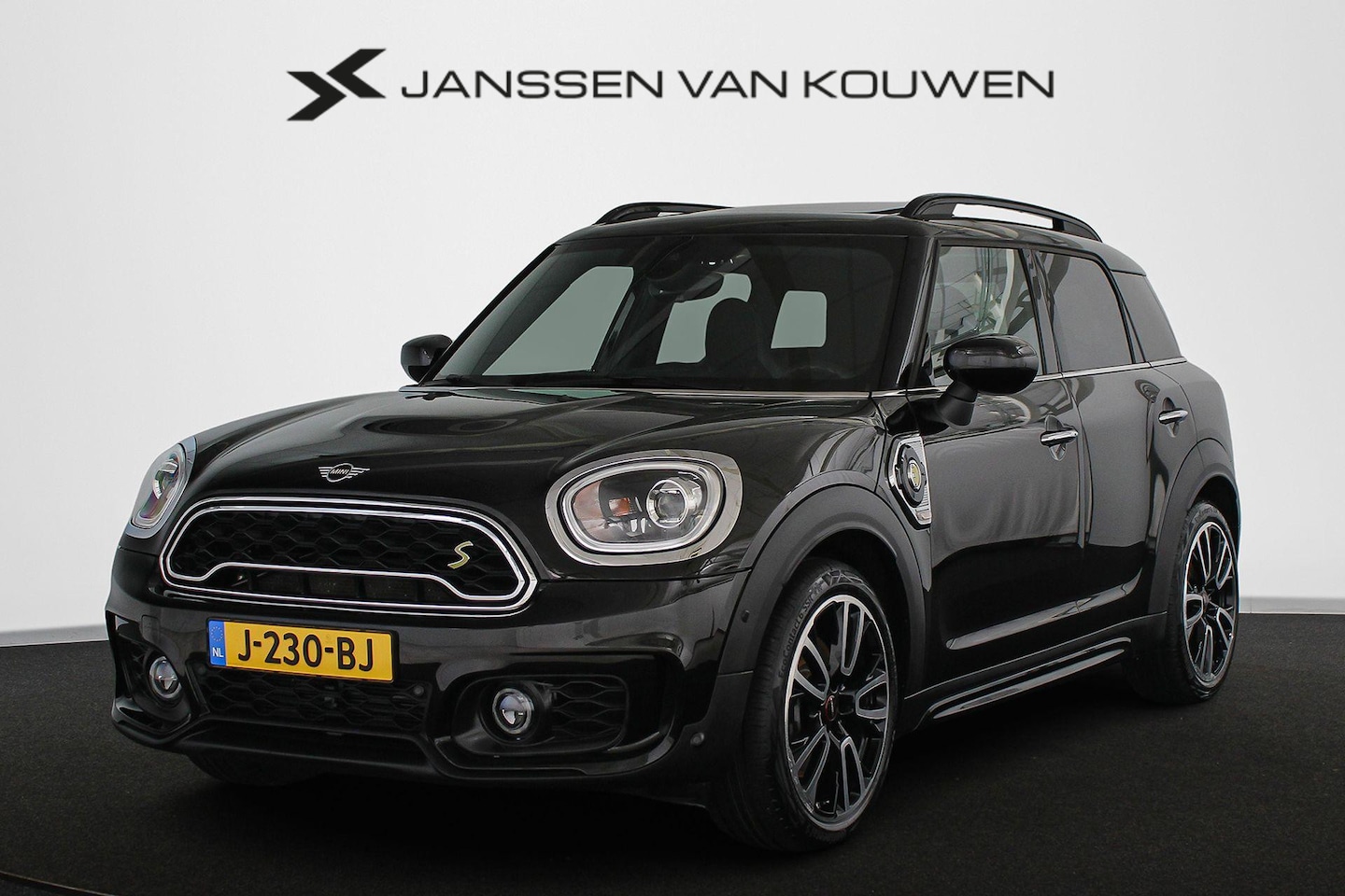 MINI Countryman - 1.5 Cooper S E ALL4 JCW Pano Stoelverwarming Camera Keyless - AutoWereld.nl