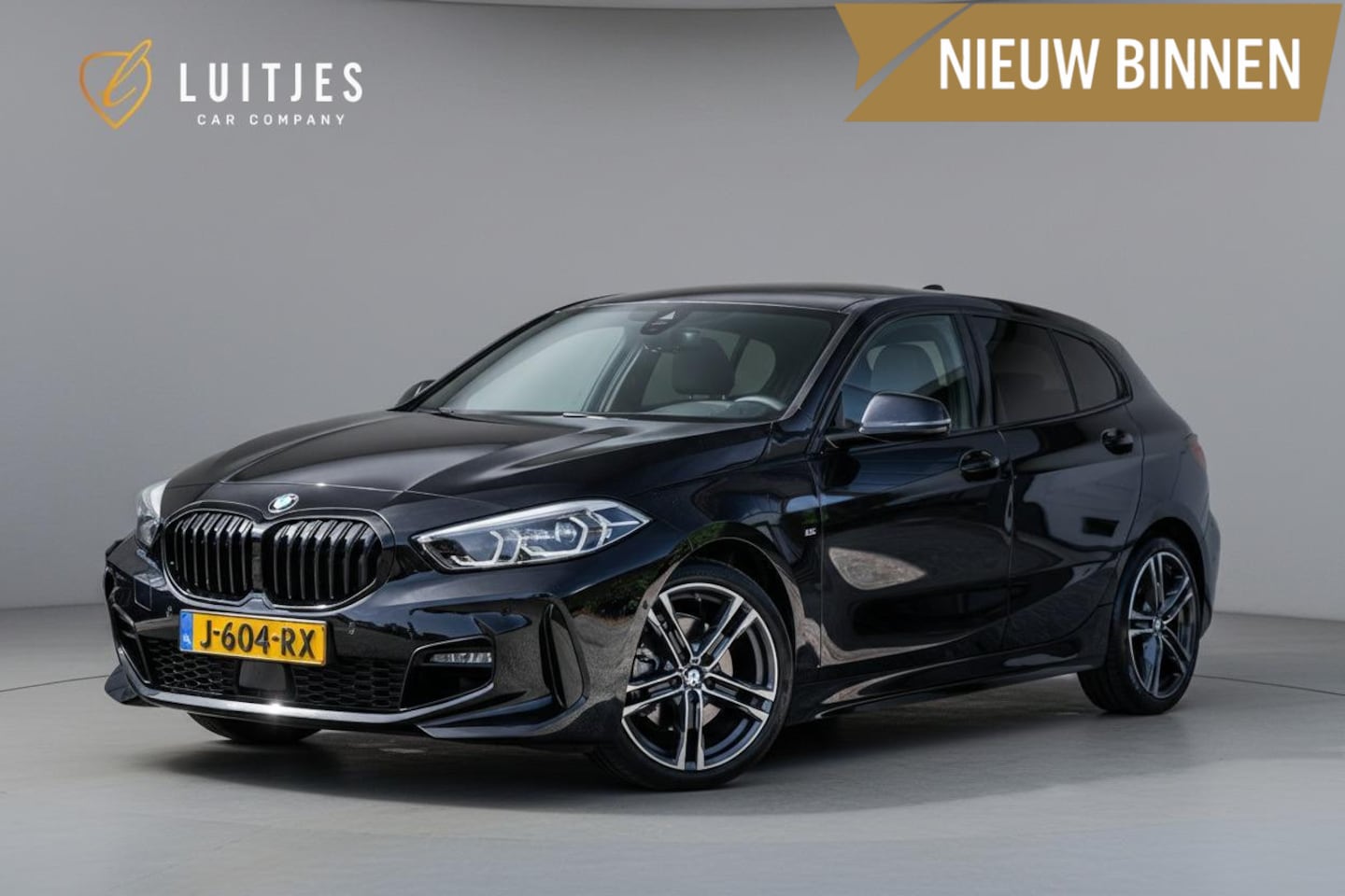 BMW 1-serie - 118i M-Sport NL-auto|Pano-dak|Leder|Camera|Carplay|Stoelverw.|1e-eig.|Dealeronderhouden - AutoWereld.nl