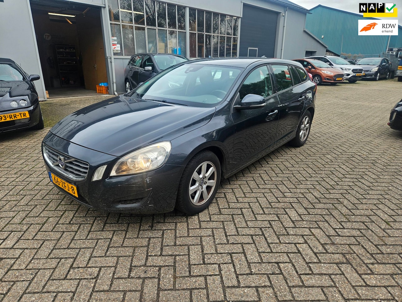 Volvo V60 - 1.6 T3 Kinetic Goed lezen. - AutoWereld.nl