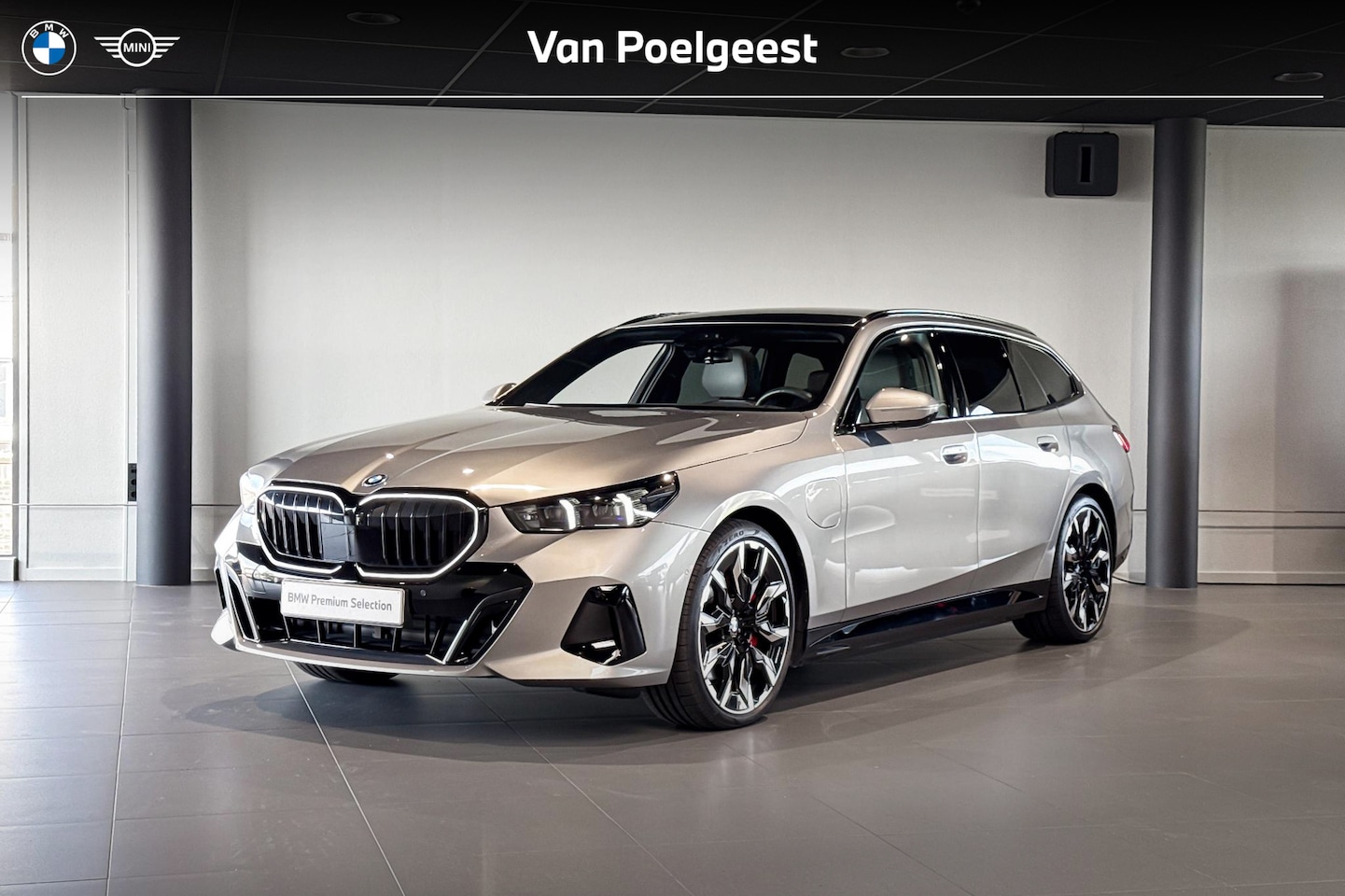 BMW 5-serie Touring - 550e xDrive | M Sport Pro | Glazen Panoramadak | Bowers & Wilkins | Iconic Glow | Trekhaak - AutoWereld.nl