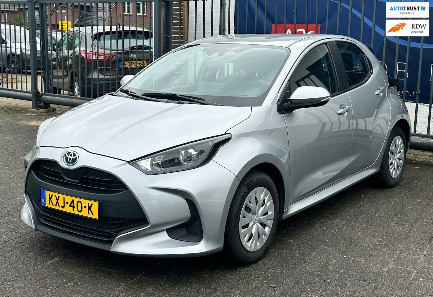 Toyota Yaris - 1.5 Hybrid 115 Business / FABRIEKSGARANTIE / APPLE CARPLAY / CAMERA / CRUISE CONTROL - AutoWereld.nl