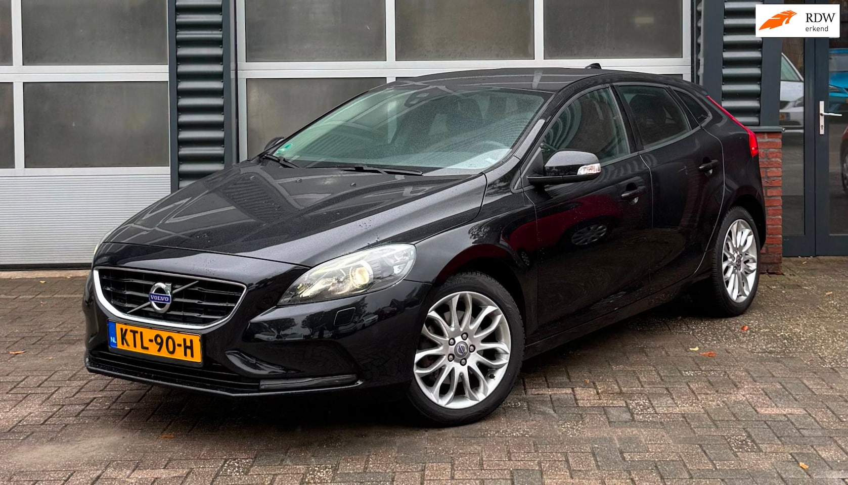 Volvo V40 - 1.6 T2 R-Design | 120 PK | 61.145 km | Climate Control | Navigatie | Parkeersensoren | Sto - AutoWereld.nl
