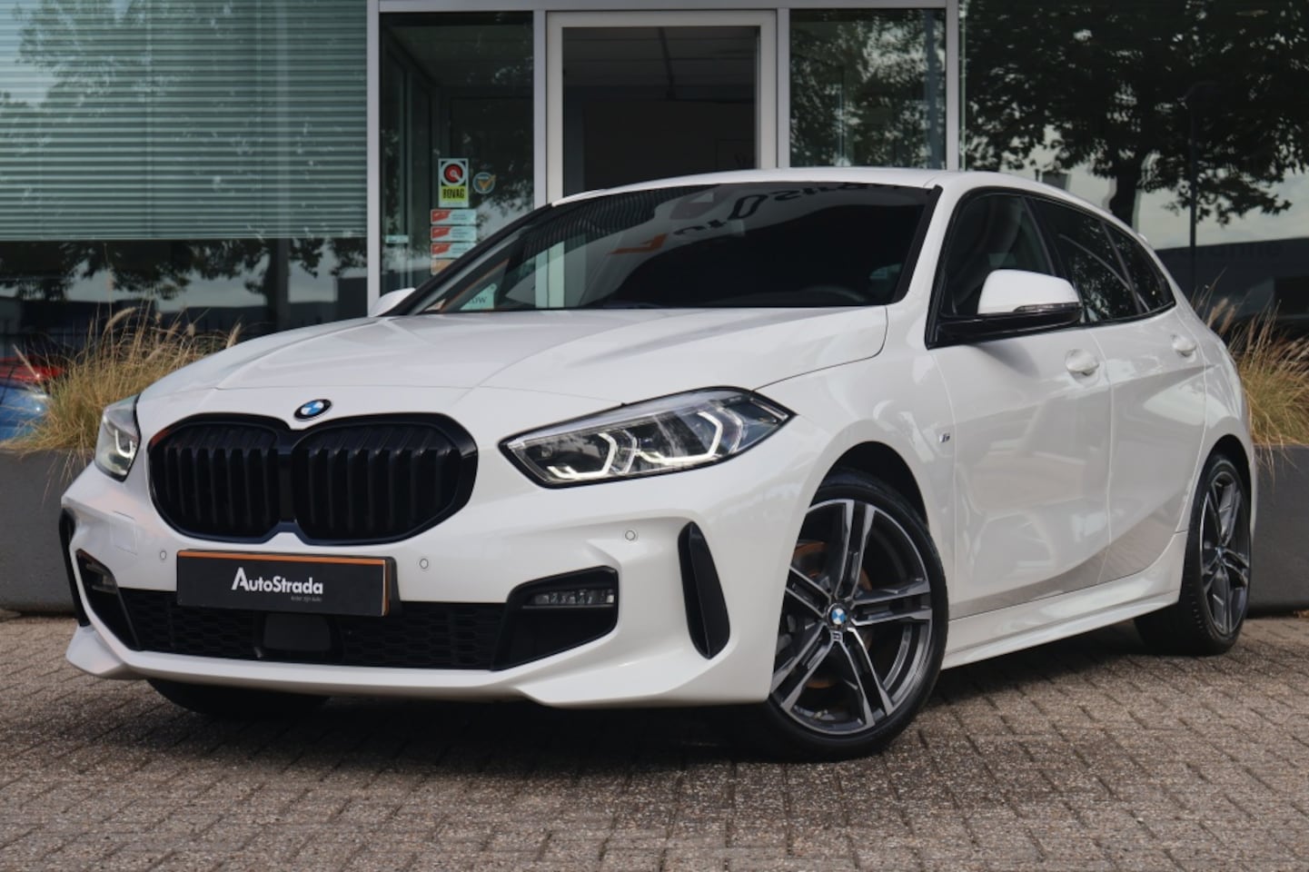 BMW 1-serie - (f40) 118i M-Sport 136pk | LED | Cruise | Climate | Carplay | Navi | Sfeer | Parkeersensor - AutoWereld.nl