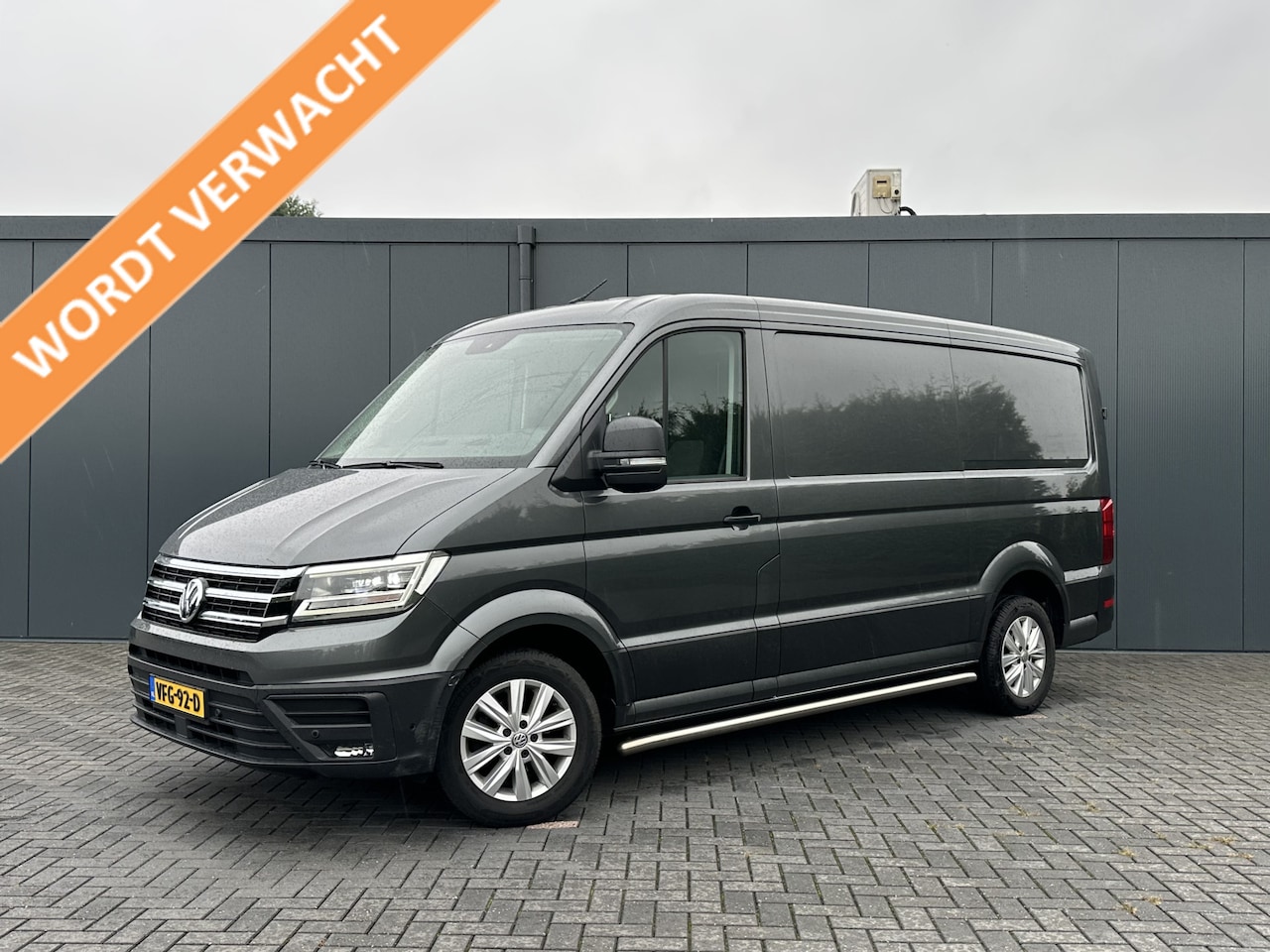 Volkswagen Crafter - 2.0 TDI 141 PK AUTOMAAT / L3H2 / HIGHLINE / 3 TONS TREKHAAK / CAMERA / LED / COMFORT STOEL - AutoWereld.nl