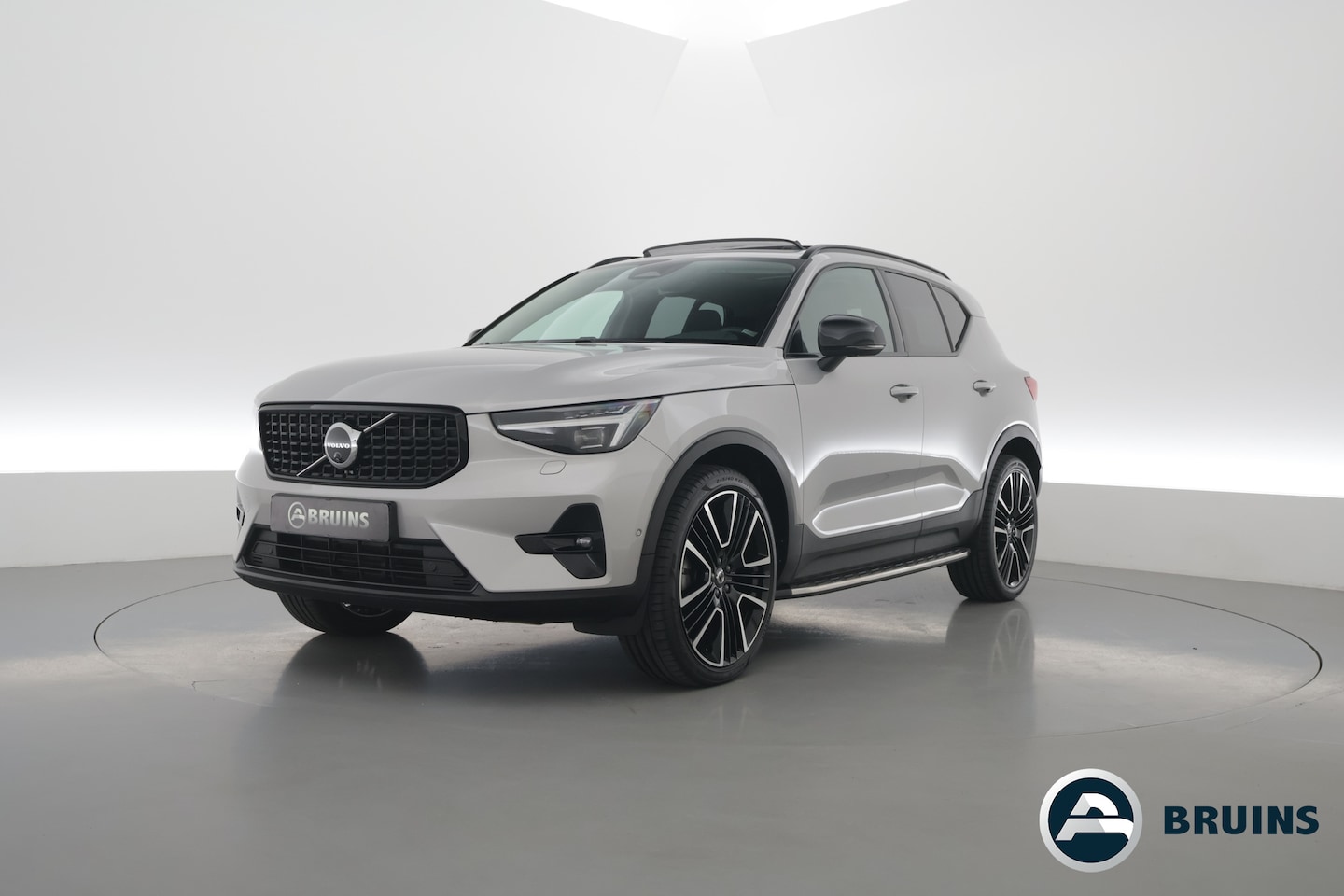 Volvo XC40 - 2.0 B4 Ultimate Dark | Pano-dak | Trekhaak | 360 camera | ACC | Standkachel | Pixel LED | - AutoWereld.nl