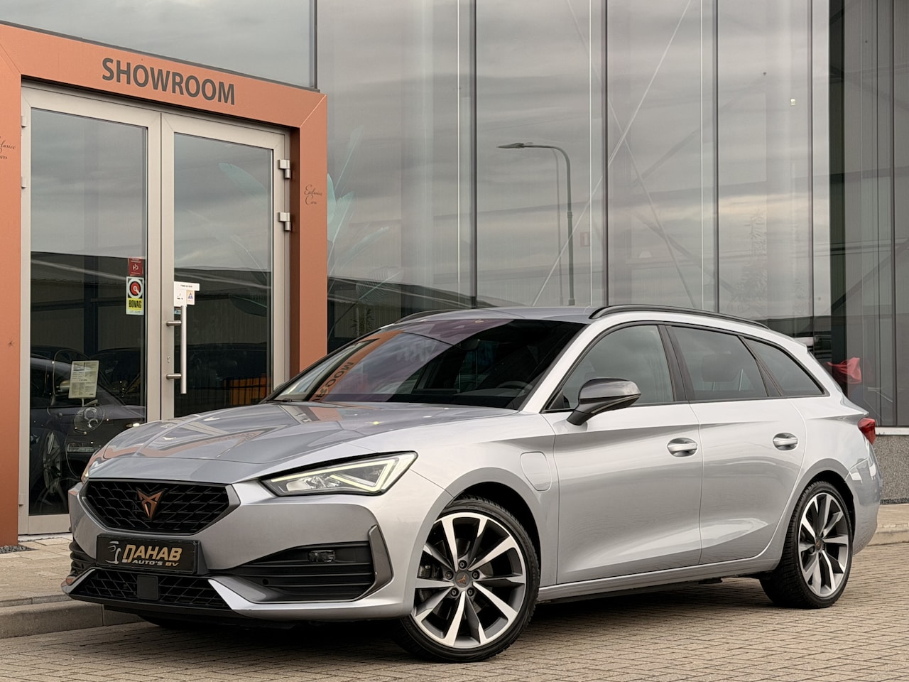 CUPRA Leon Sportstourer - 1.4 e-Hybrid Sportstourer | ACC | Elek. Trekhaak | Stoel/Stuurverwarming | Sfeerverlichtin - AutoWereld.nl