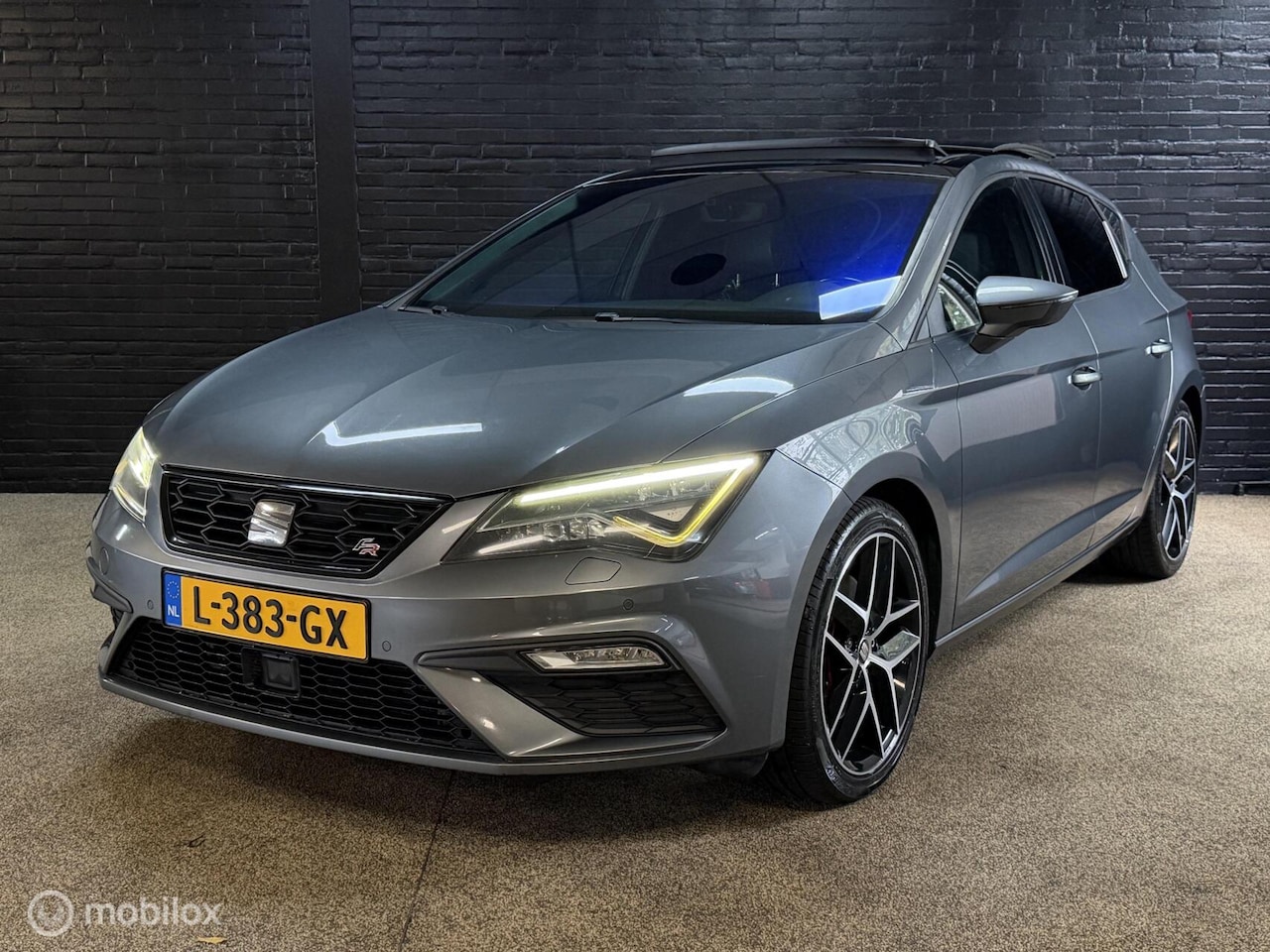 SEAT Leon - 2.0 TDI FR AUTOMAAT LED KEYLESS NAVI PANO CAMERA - AutoWereld.nl