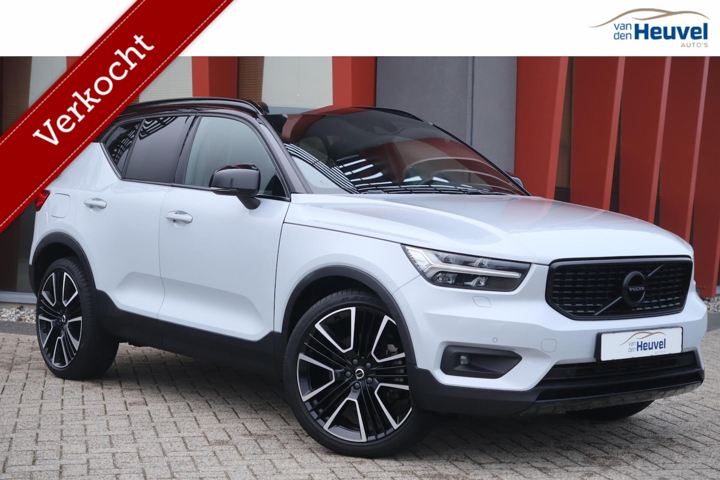 Volvo XC40 - T4 Recharge R-Design | Stoelverwarming | Parkeercamera | H&K | Pilot Assist | Glossy Black - AutoWereld.nl