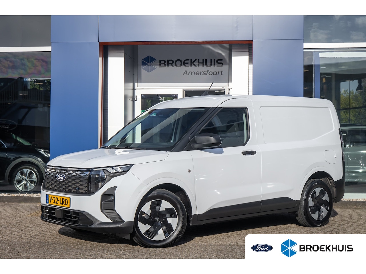 Ford E-Transit Cour. - Trend 44 kWh | Trekhaak | Apple Carplay/Android Auto | Cruise control adaptief | Keyless | - AutoWereld.nl