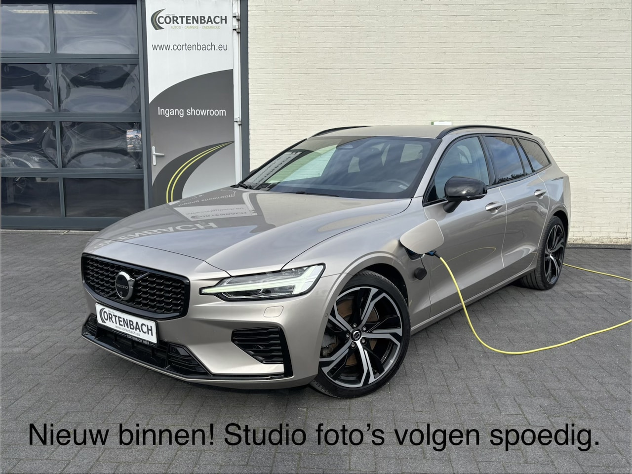 Volvo V60 - 2.0 T8 Plug-in hybrid AWD Plus Dark | Zwenkbare trekhaak | Adaptieve cruise | Memory | Bl - AutoWereld.nl
