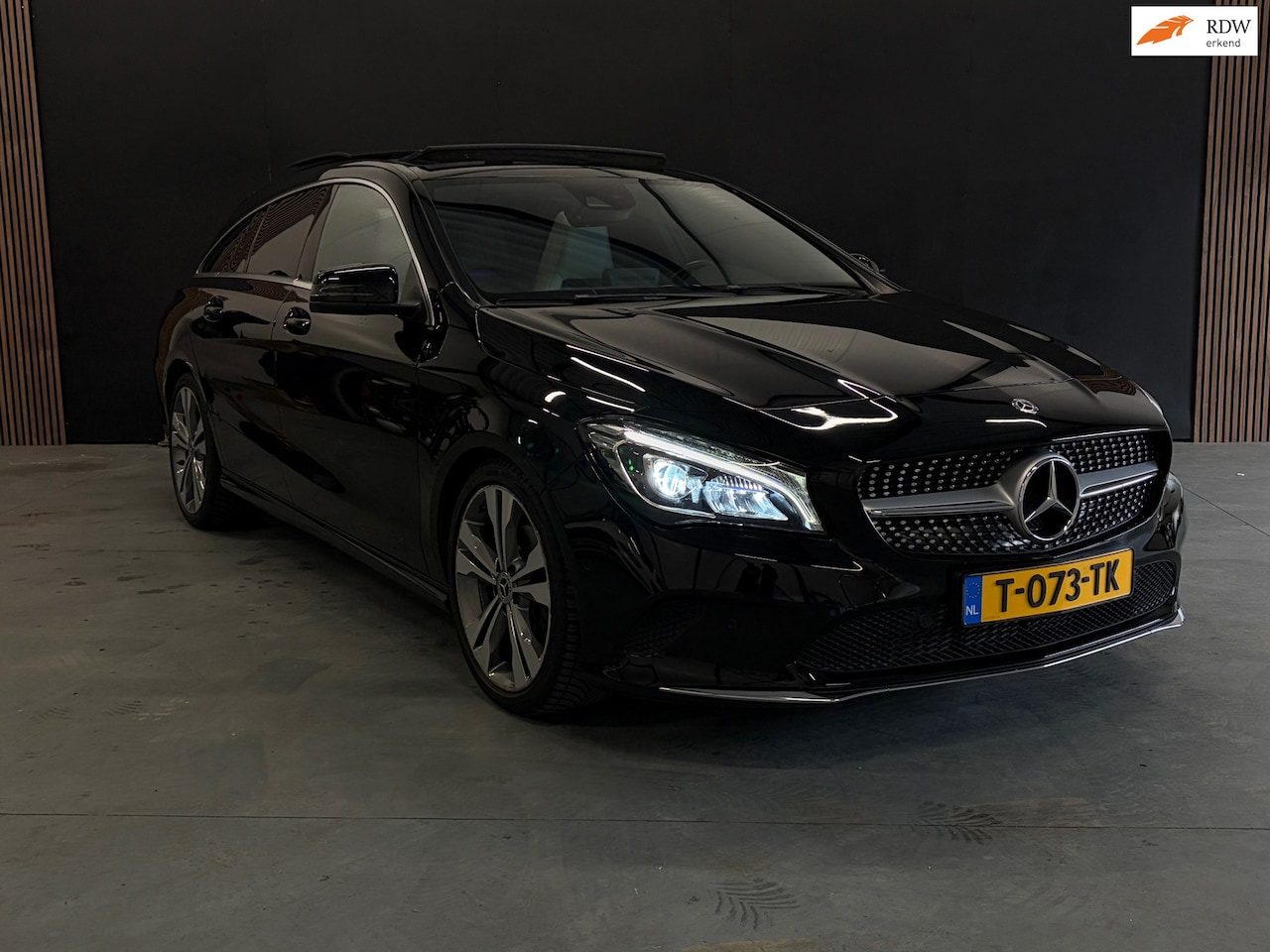 Mercedes-Benz CLA-klasse Shooting Brake - 180 Prestige Automaat Pano Sfeer Trekhaak - AutoWereld.nl