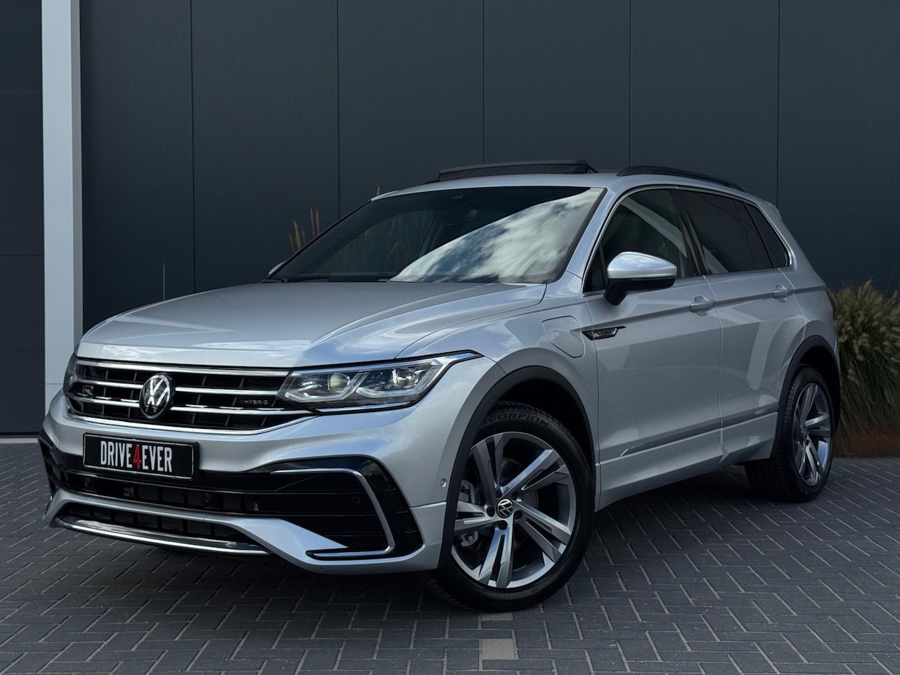 Volkswagen Tiguan - 1.4 TSI eHybrid R-Line PANO|LEDER|CAMERA|ACC|ECC - AutoWereld.nl