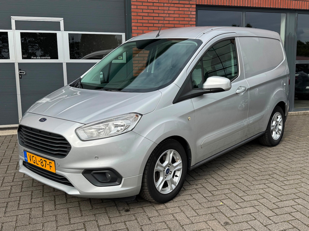 Ford Transit Courier - 1.5 TDCI Limited Camera Airco Cruise - AutoWereld.nl