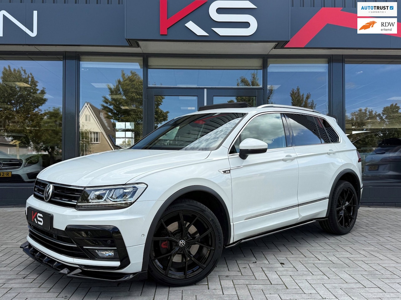 Volkswagen Tiguan - 2.0 TSI 4Motion Highline 3x R-Line Pano Virtual Leder Camera 180pk - AutoWereld.nl