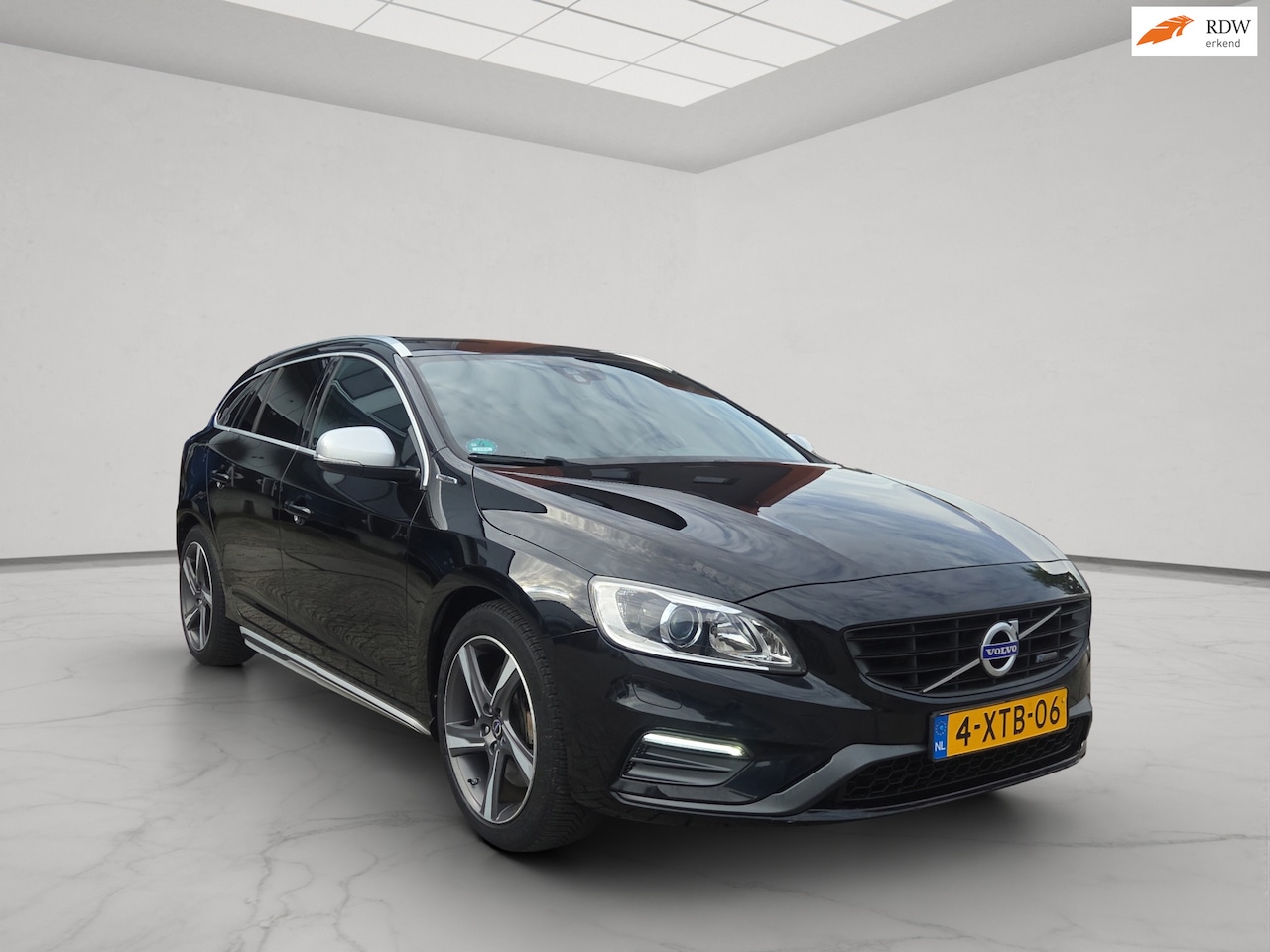 Volvo V60 - 2.4 D6 AWD Plug-In Hybrid R-Design 2.4 D6 AWD Plug-In Hybrid R-Design - AutoWereld.nl