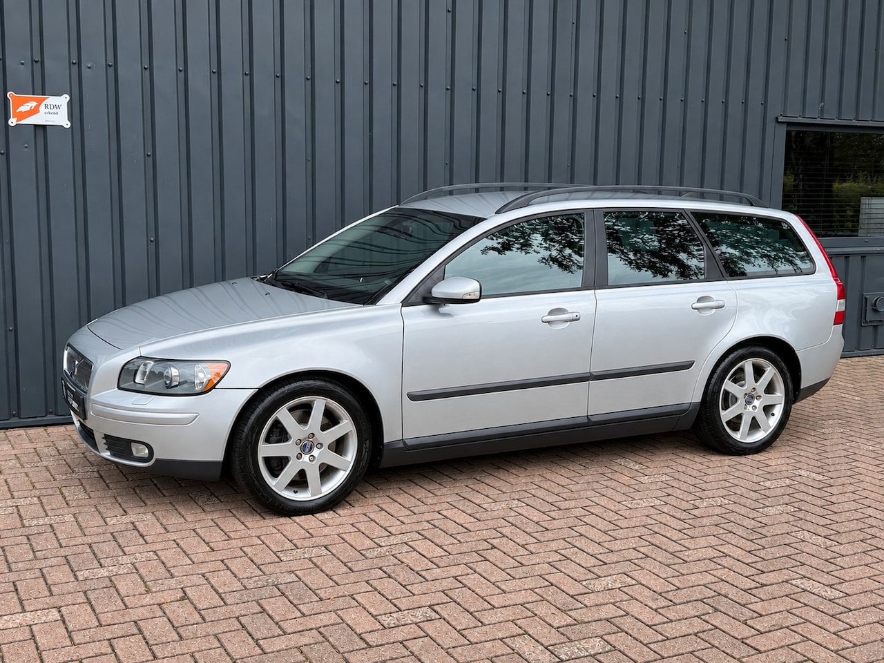 Volvo V50 - 2.5 T5 Momentum 1E EIGENAAR!/DEALER OND.!/YOUNGTIMER!/ - AutoWereld.nl