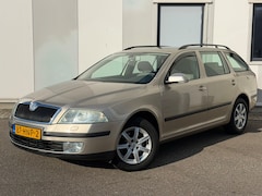 Skoda Octavia Combi - 2.0 FSI Ambiente Xenon Navi Trekhaak APK 05-2027 INRUILKOOPJE