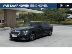 BMW i5 - eDrive40 M Sport / Panoramadak / Achteruitrijcamera / Bowers & Wilkins / Comfortstoelen /