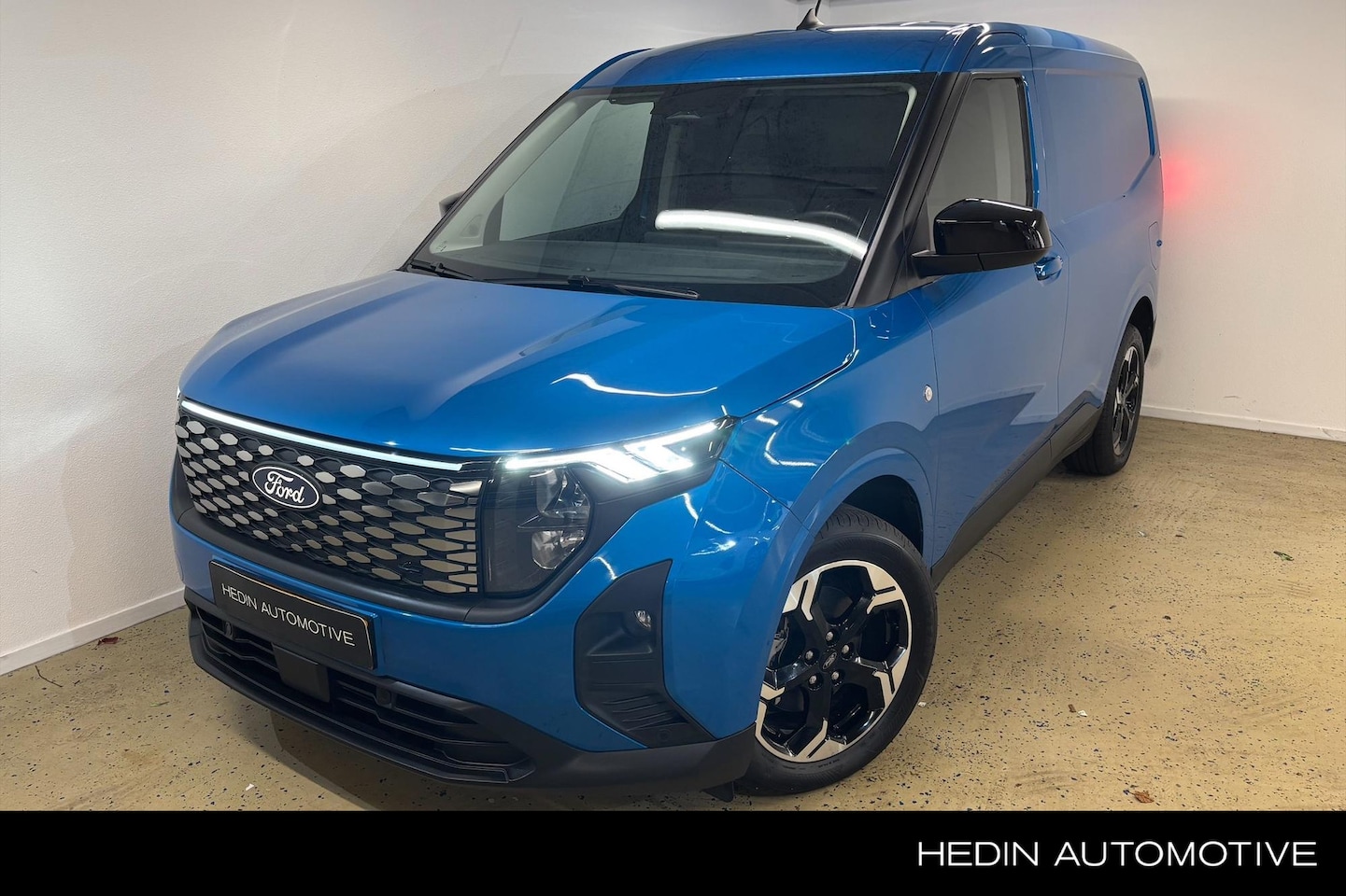 Ford Transit Courier - E-Transit Limited 44 kWh Navigatie | Adaptive Cruise | Trekhaak - AutoWereld.nl