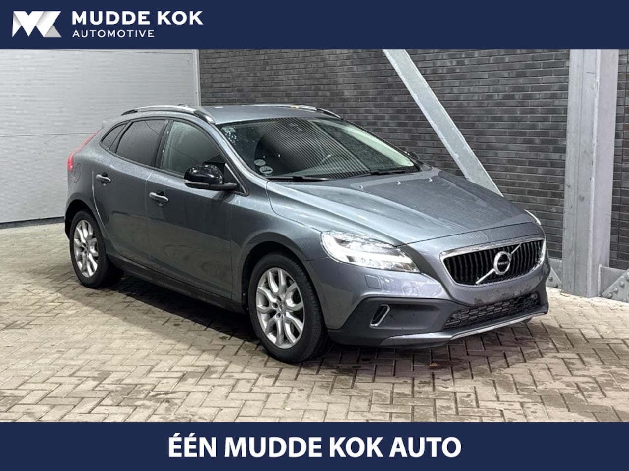 Volvo V40 - 2.0 T4 Momentum | Trekhaak | Navigatie | Stoelverwarming | Camera - AutoWereld.nl