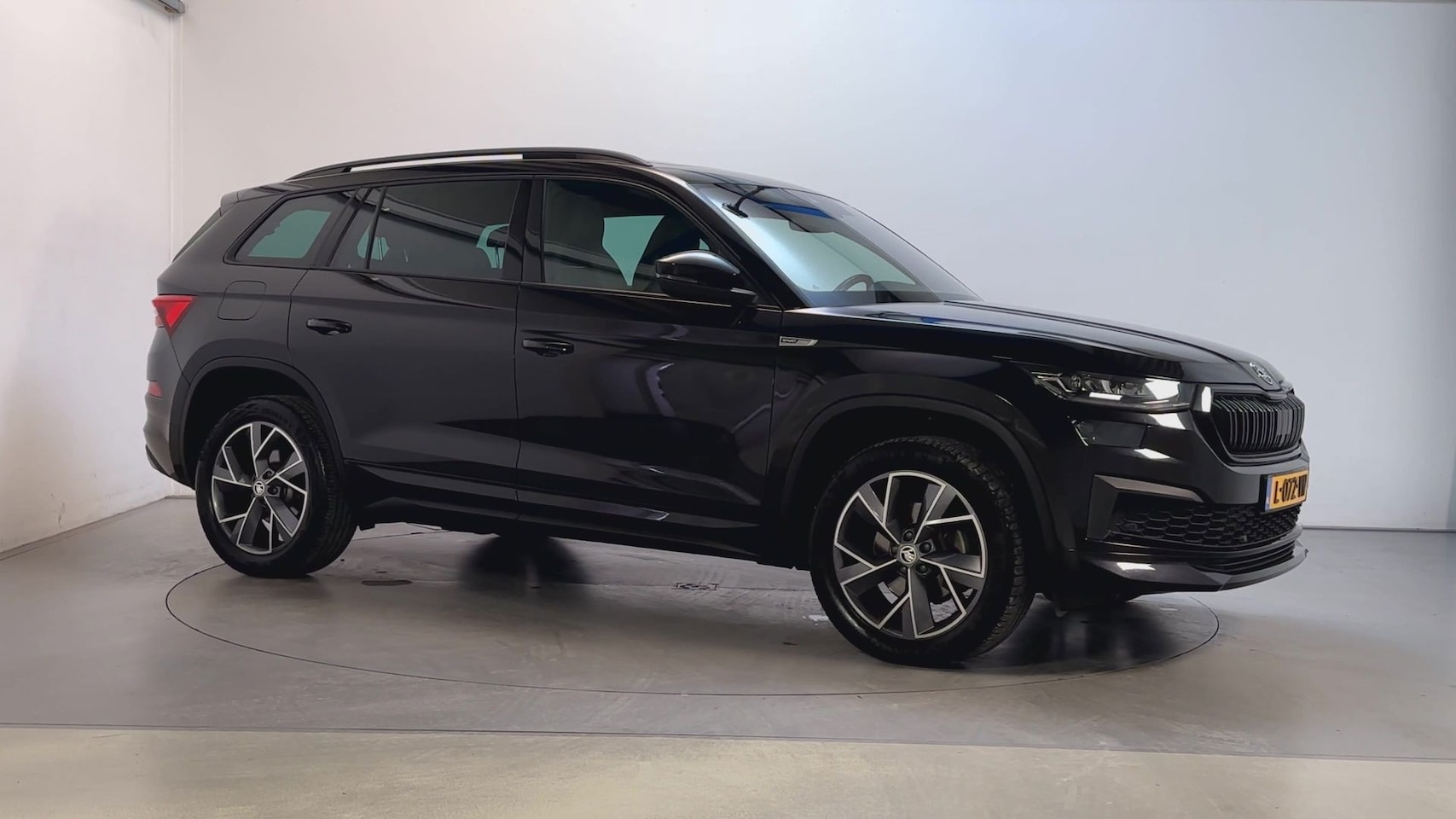 Skoda Kodiaq - 1.5 TSI Sportline Business 7p. Trekhaak Panoramadak Adaptive Cruise Stoelverwarming Camera - AutoWereld.nl