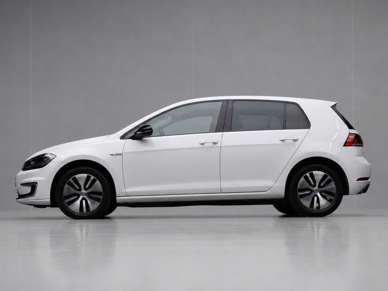 Volkswagen e-Golf - Sport (APPLE CARPLAY,NAVI,CAMERA,PDC,STOELVERWARMING,CLIMATE,CRUISE,LED,GETINT,SPORTSTOELE - AutoWereld.nl