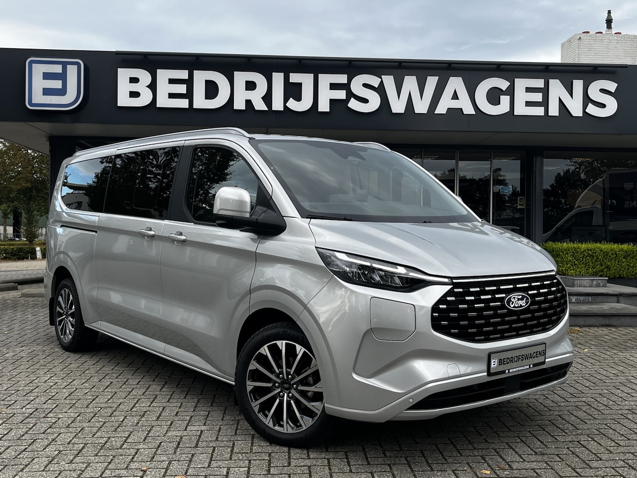Ford Tourneo Custom - 340 2.5 PHEV L2H1 Titanium X VIP Bus 9p. | FULL OPTIONS! | E-Trekhaak | Panodak | Elek. zi - AutoWereld.nl