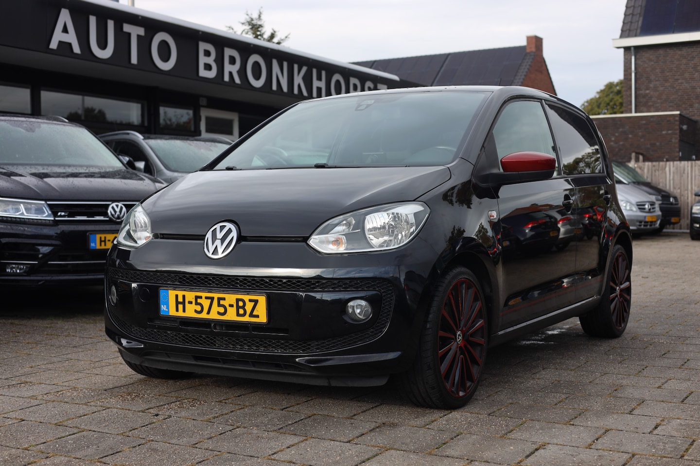 Volkswagen Up! - 1.0 HIGH UP! BLUEMOTION I AUT I 17 INCH I CRUISE I NAVI - AutoWereld.nl