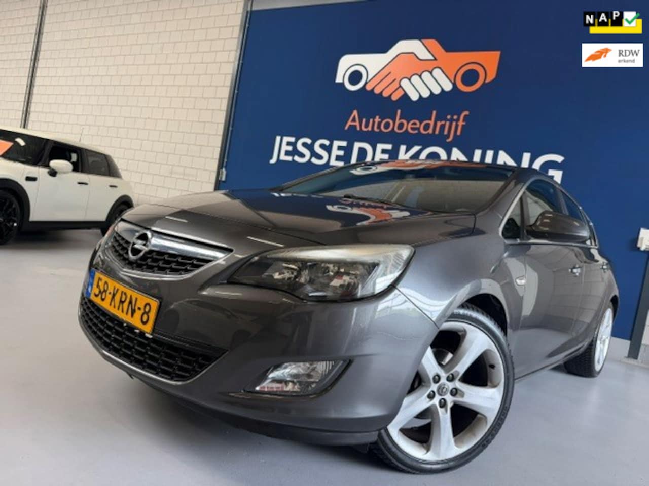 Opel Astra - 1.6 Sport / bj.2010 / navigatie / sportvelgen / climate / cruise / 5 deurs / airco / NAP m - AutoWereld.nl