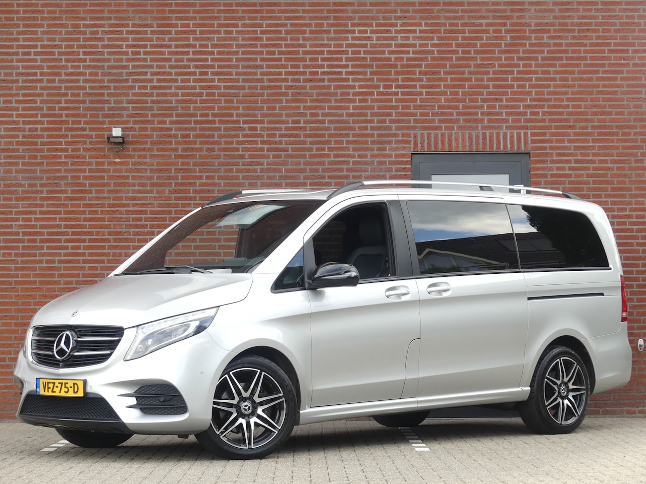 Mercedes-Benz V-klasse - 250d LANG AMG Dubbel Cabine LED/Leer/Trekhaak/Camera - AutoWereld.nl
