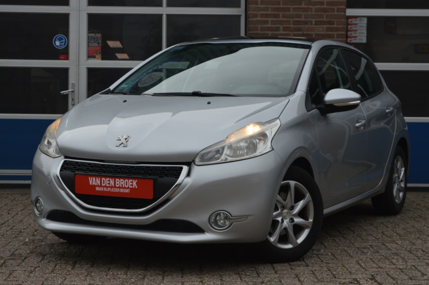 Peugeot 208 - 1.2 VTi Allure | PANODAK - AIRCO - AutoWereld.nl